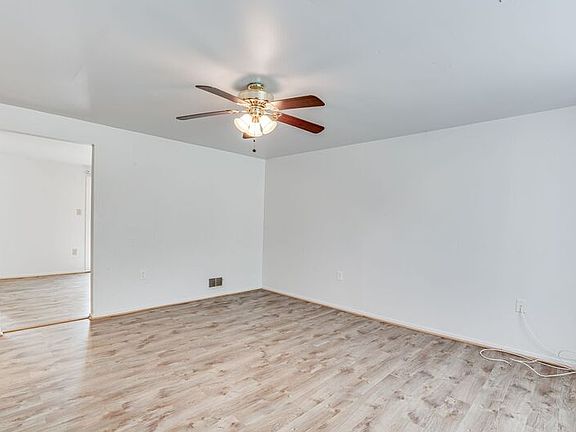 5th image of 825 Barkley Dr