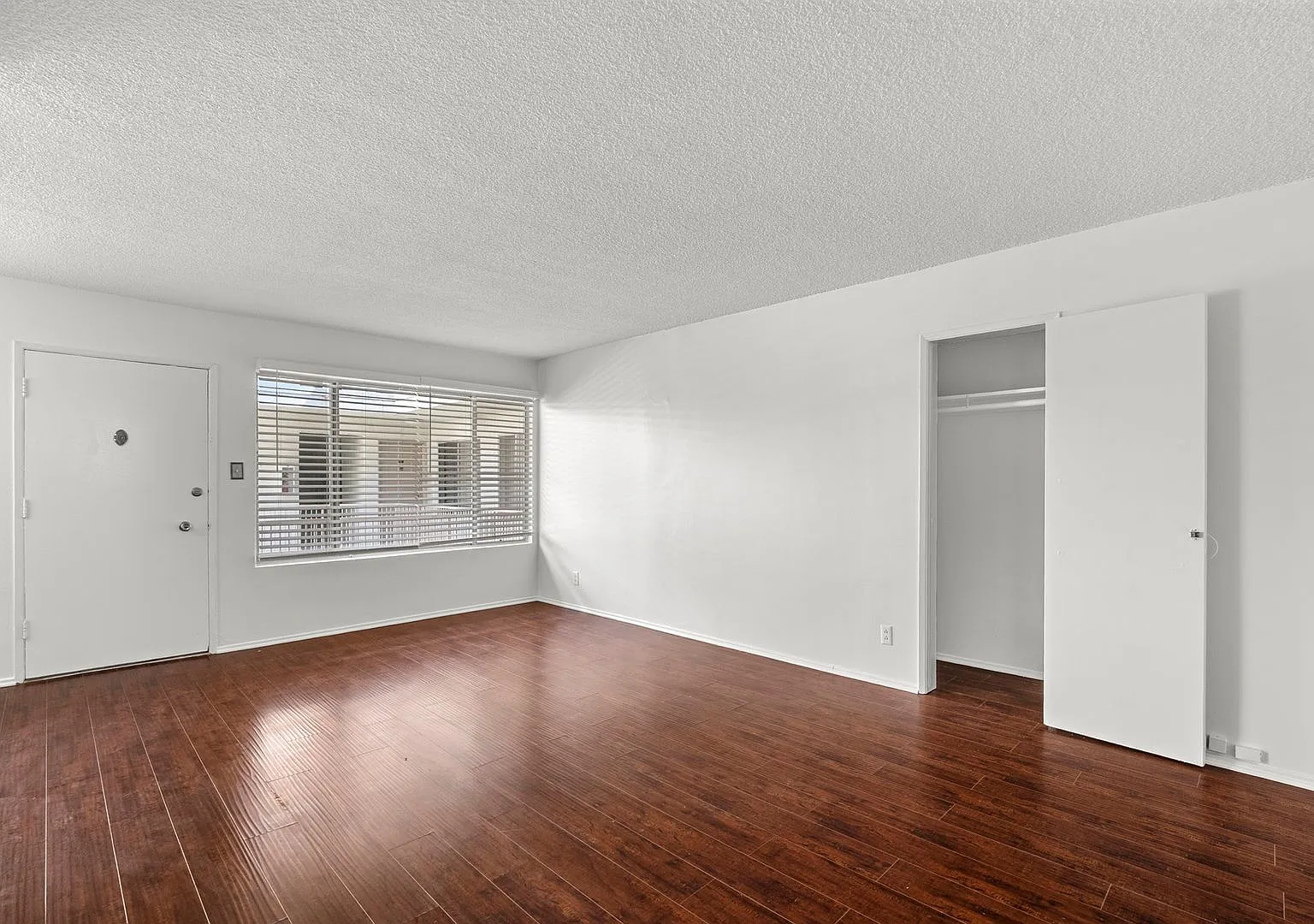 Spacious 2-Bedroom Near Beverly Hills 1 Month Free! — Photo 3