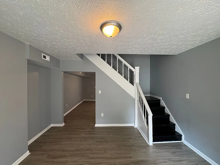 1122 S Sheffield Ave — Photo 3