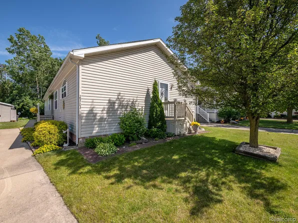 29703 Vinewood Ln, Gibraltar, MI 48173