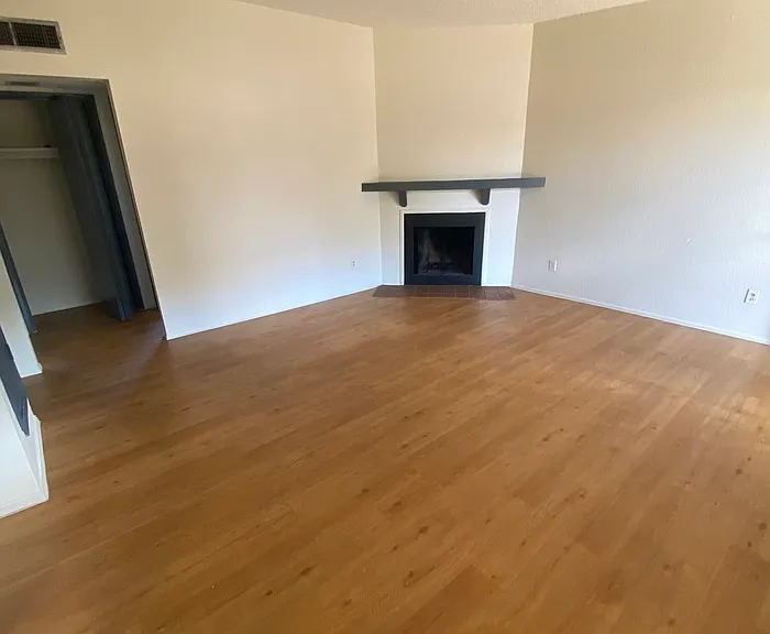 610 E Lester St — Photo 2