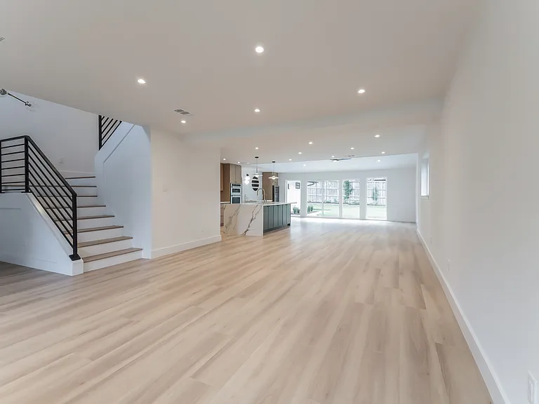 2418 Grandview Dr — Photo 4