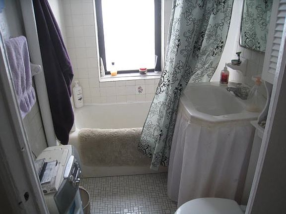 4th image of 2352 33rd St APT 3B