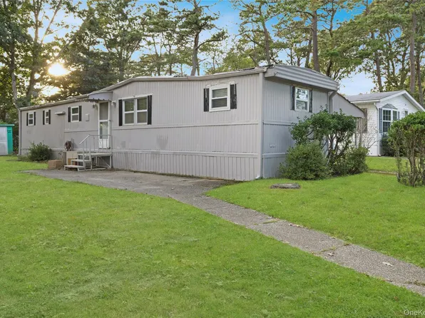 525 Riverleigh Avenue #35, Riverhead, NY 11901