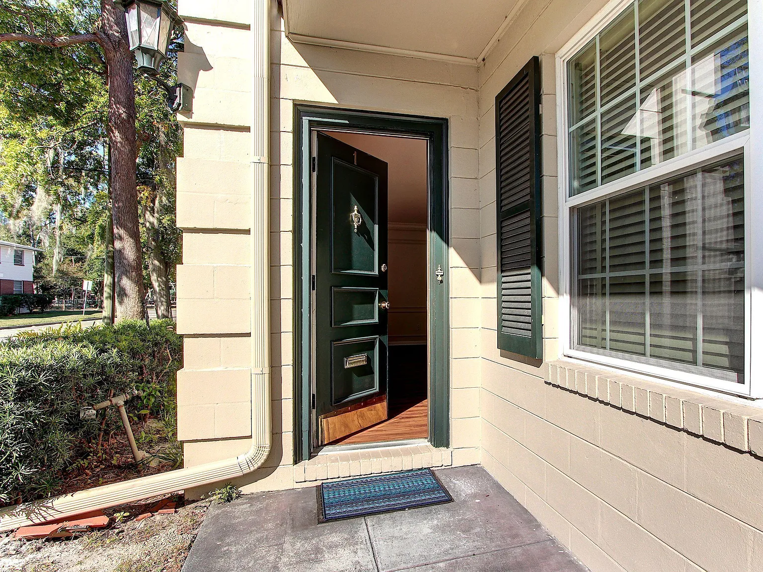 3 bed, 2.5 bath, 1700 sqft, $2,200 — Photo 2