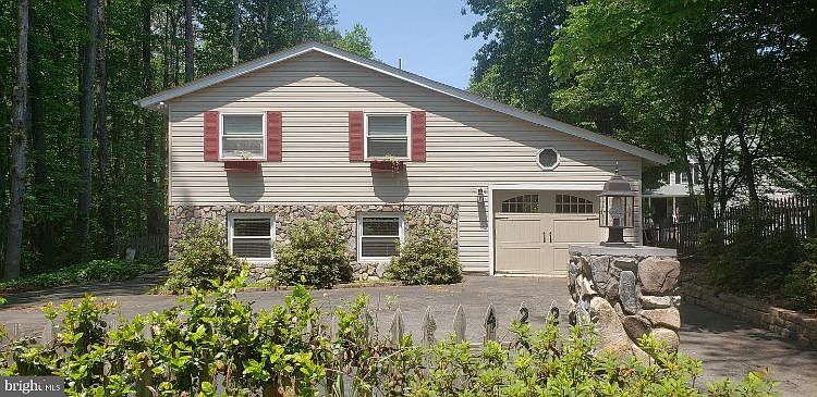 1st image of 422 Lake Caroline Dr