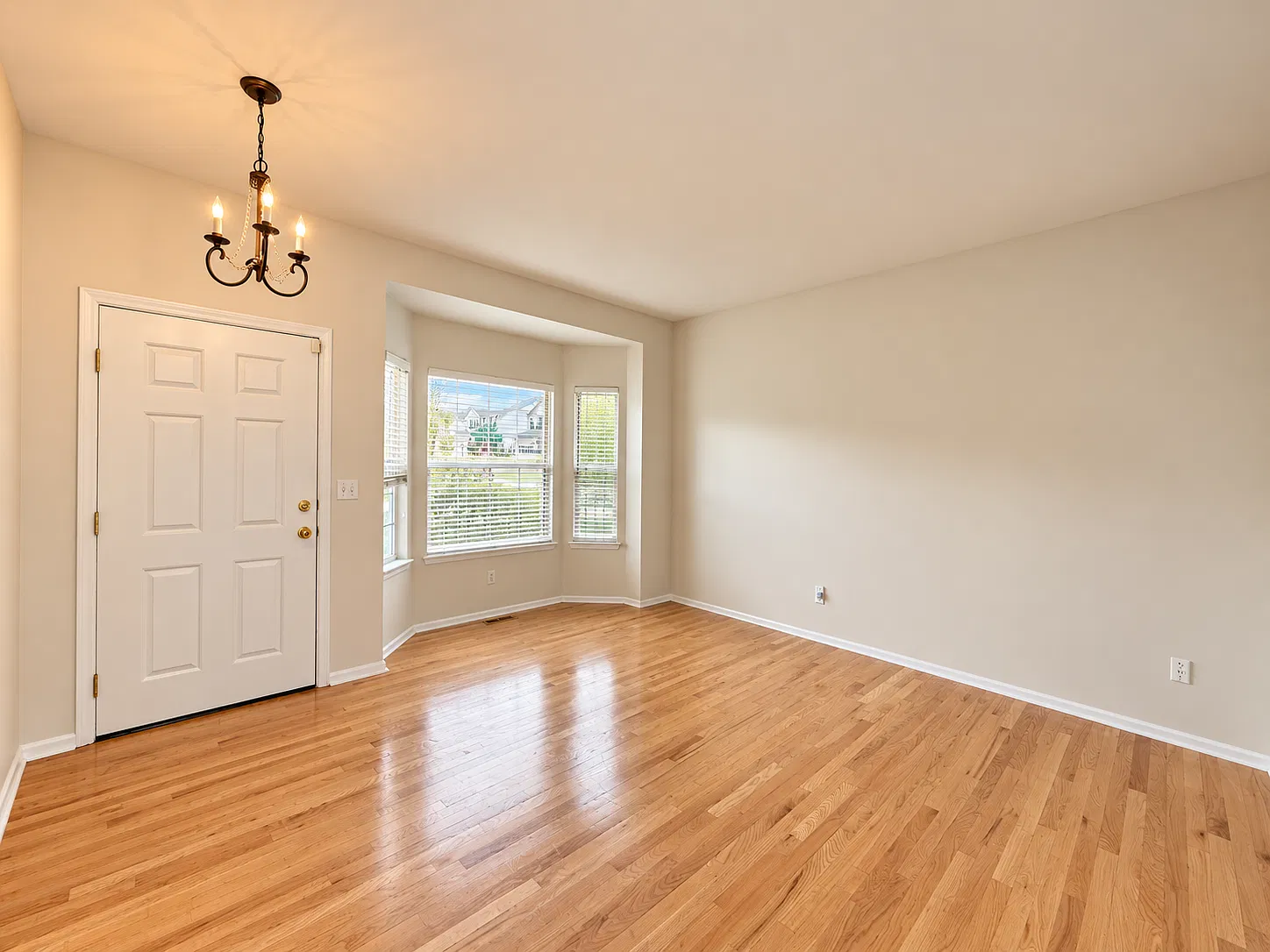 4 bed, 3.5 bath, 1923 sqft, $3,200 — Photo 2