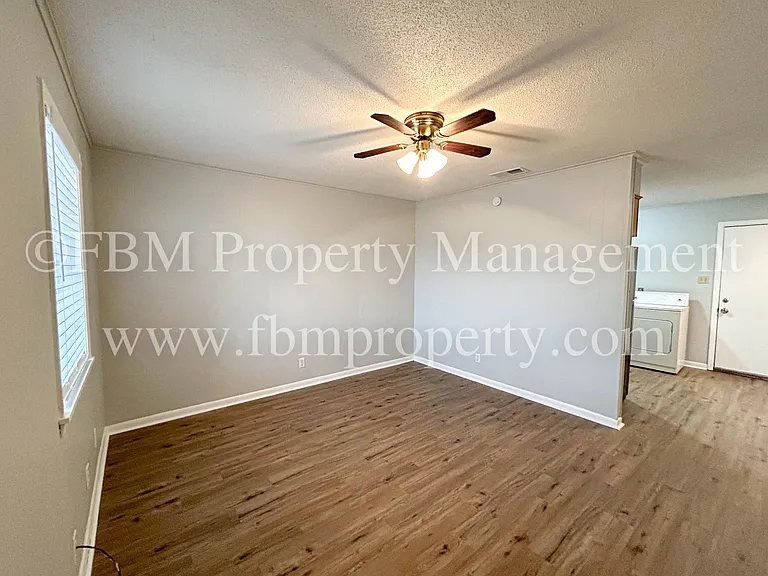 330 W College St #4 — Photo 4