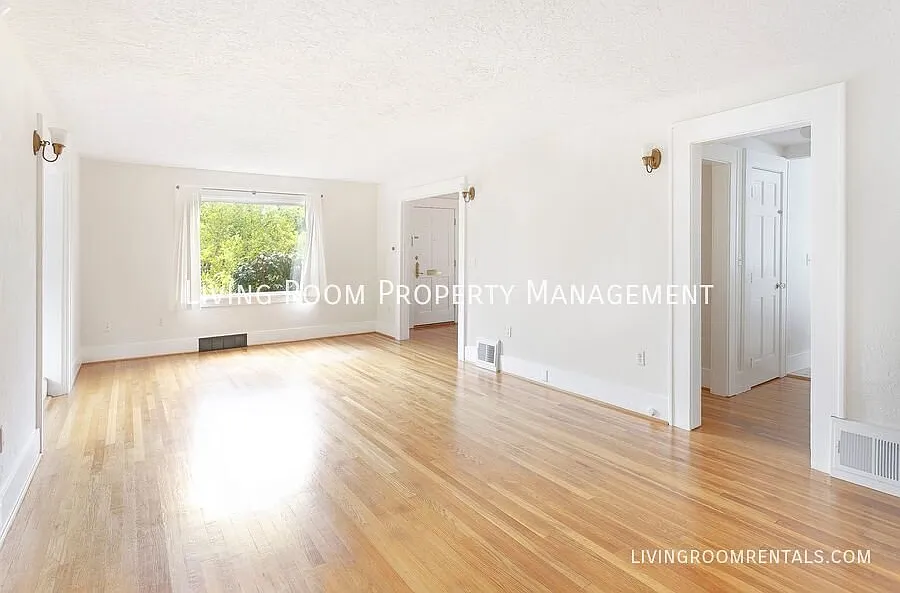 Alameda Charmer w/AC and Enclosed Yard — Photo 4