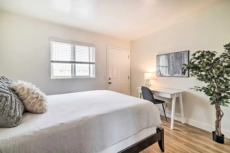 2 bed, 933 sqft, $4,850 — Photo 2