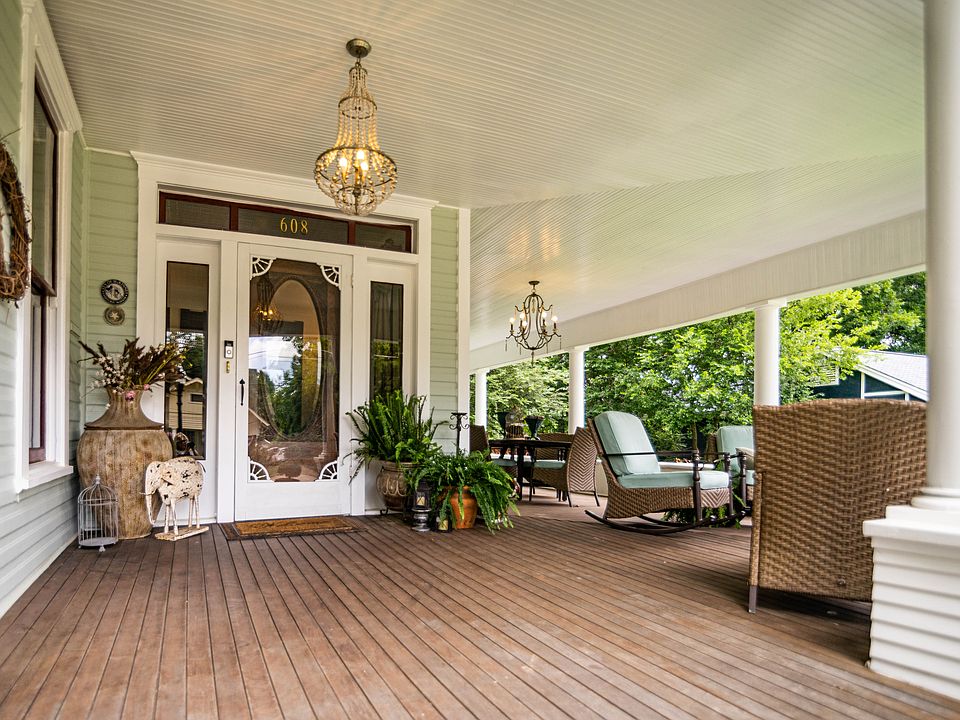 1st image of 608 W Hunt St