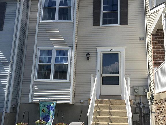 2nd image of 104 Palmetto Ct
