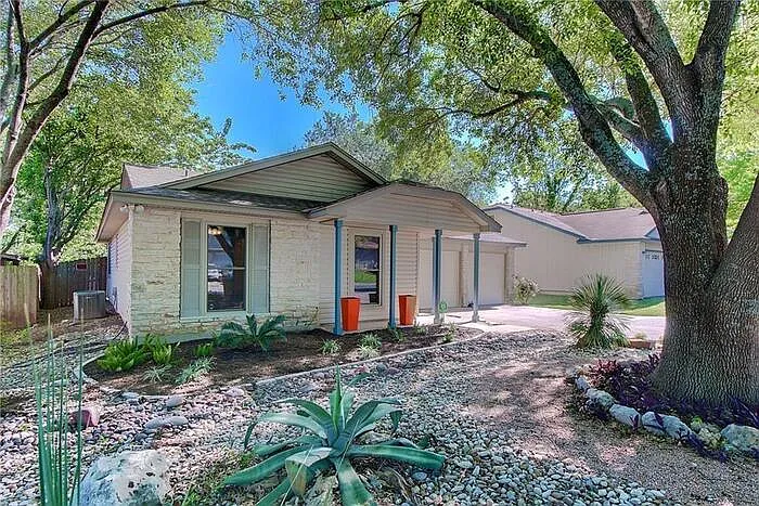 3 bed, 2.0 bath, 1216 sqft, $2,075 — Photo 1