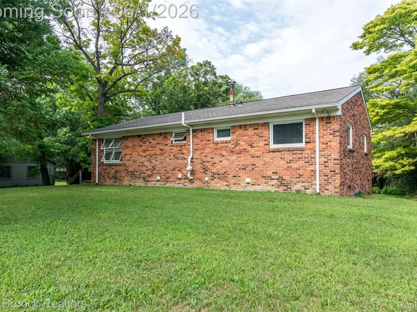 465 Robert Ct, Auburn Hills, MI 48326