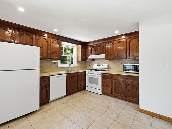 2nd image of 121 Rolling Ridge Ln