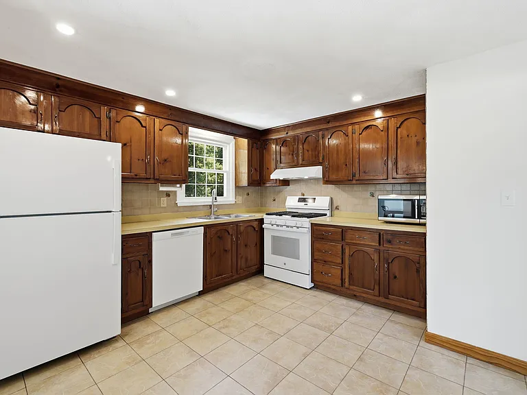 121 Rolling Ridge Ln — Photo 2