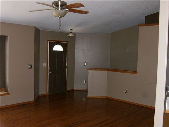 2213 Bryant, living room & entryway