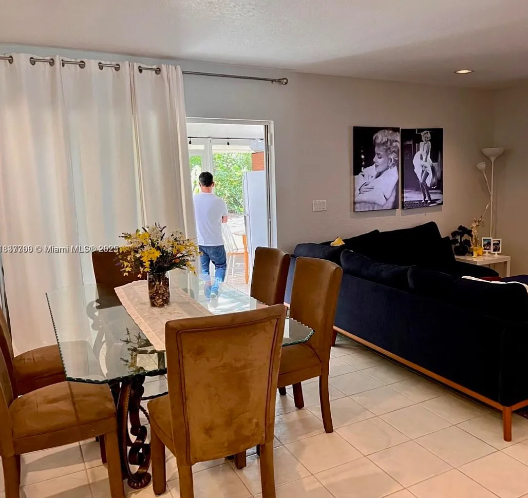 1105 SW 44th Way — Photo 4