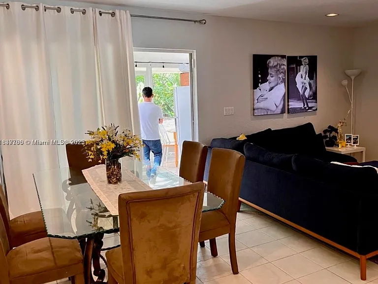1105 SW 44th Way — Photo 4