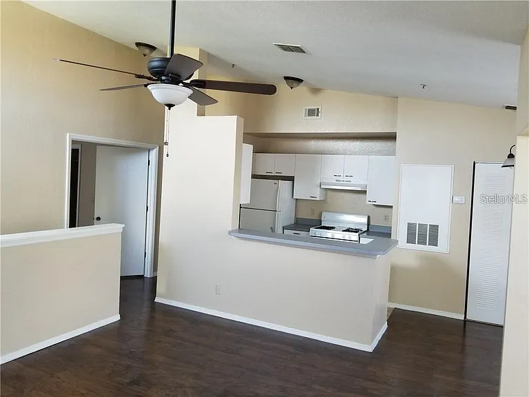Columbia Arms Cir — Photo 8