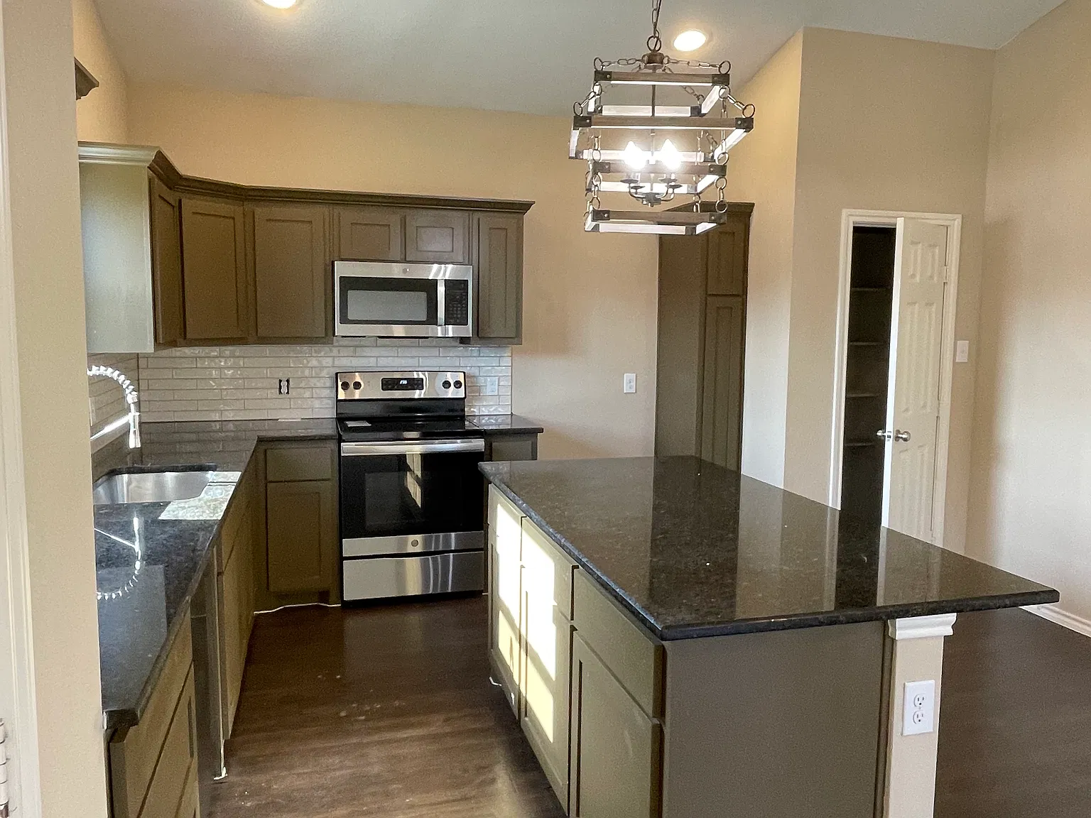 3 bed, 1184 sqft, $1,500 — Photo 4
