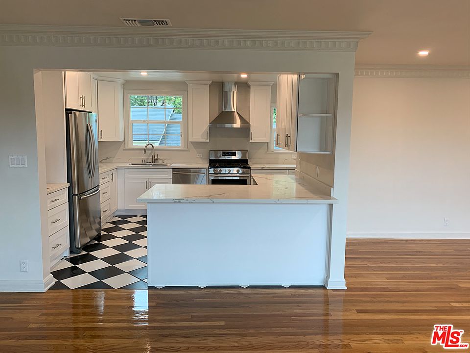 1st image of 405 Shirley Pl