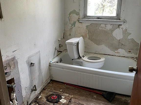 5th image of 377 Osmun St