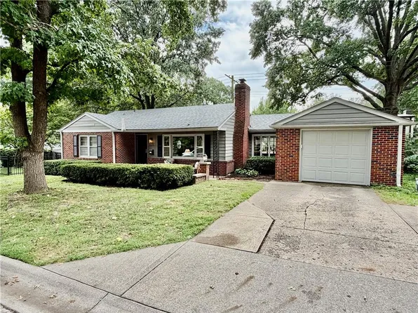 2525 W 50th Ter, Westwood, KS 66205