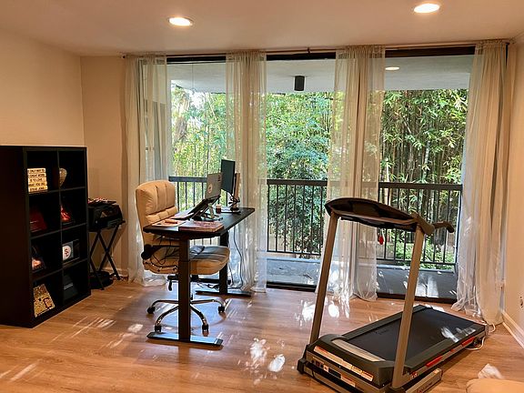 4th image of 911 N Kings Rd APT 111
