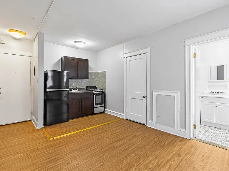 Eli Court — Photo 6