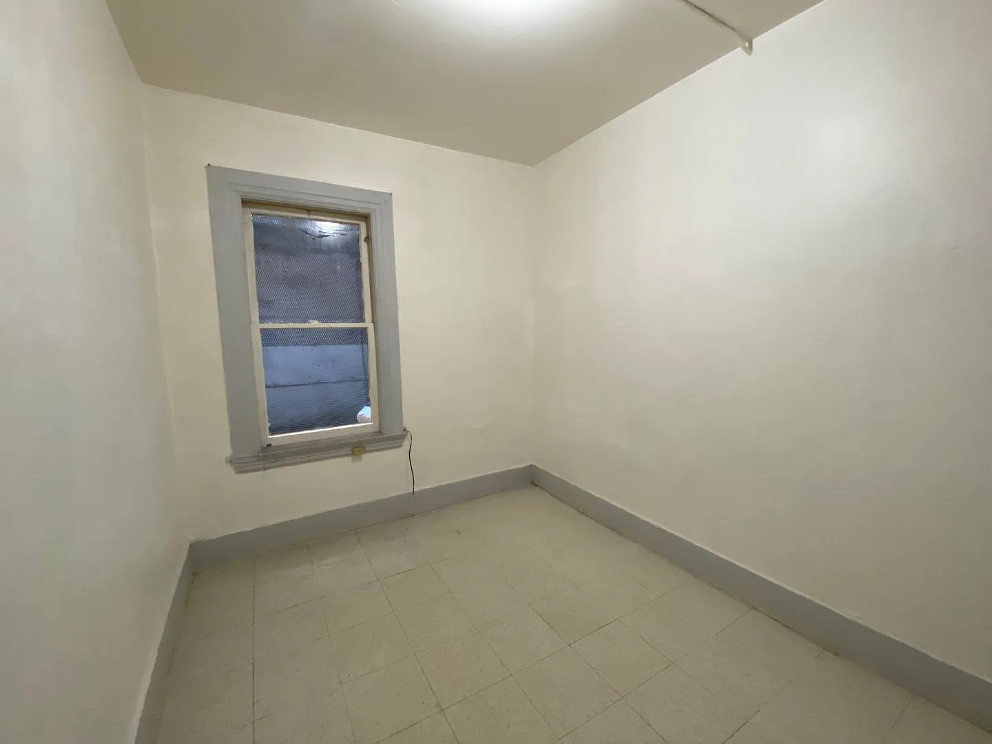 Private SRO Room in the Heart of Chinatown — Photo 3