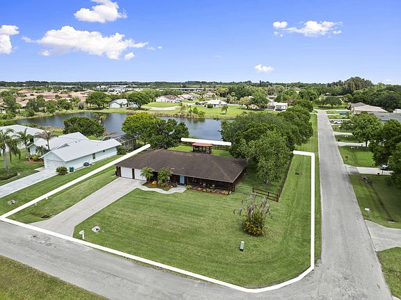 3rd image of 210 Deerwood Lane