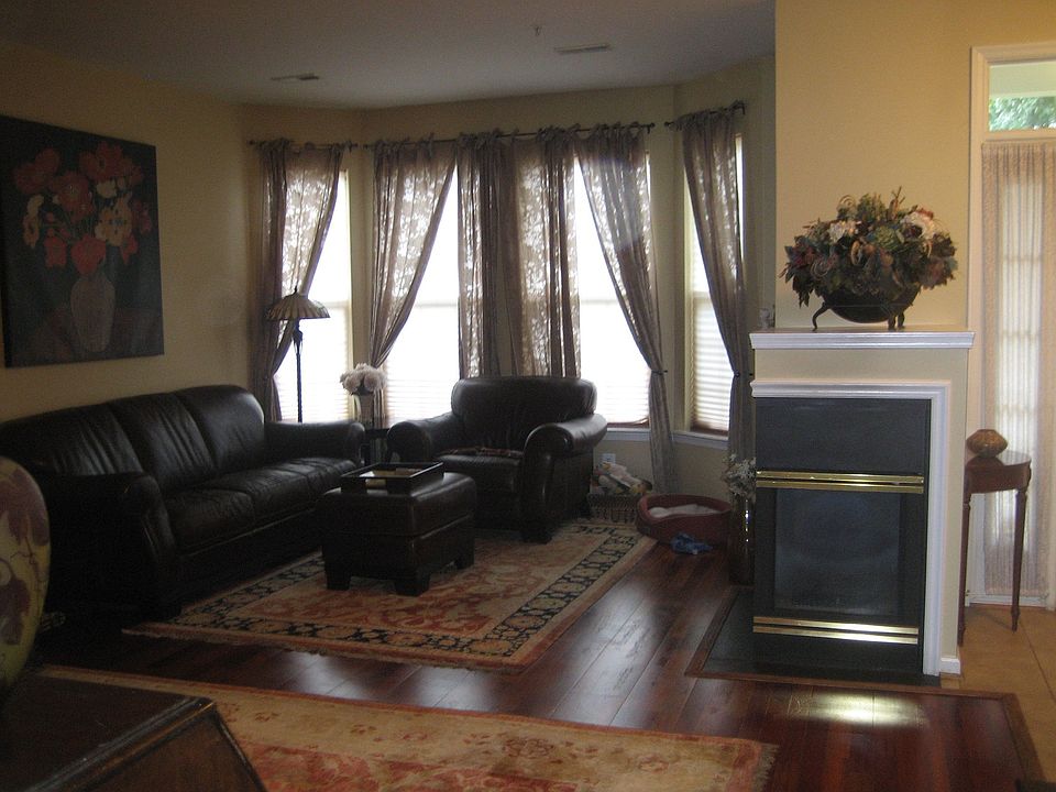 Living room/fireplace