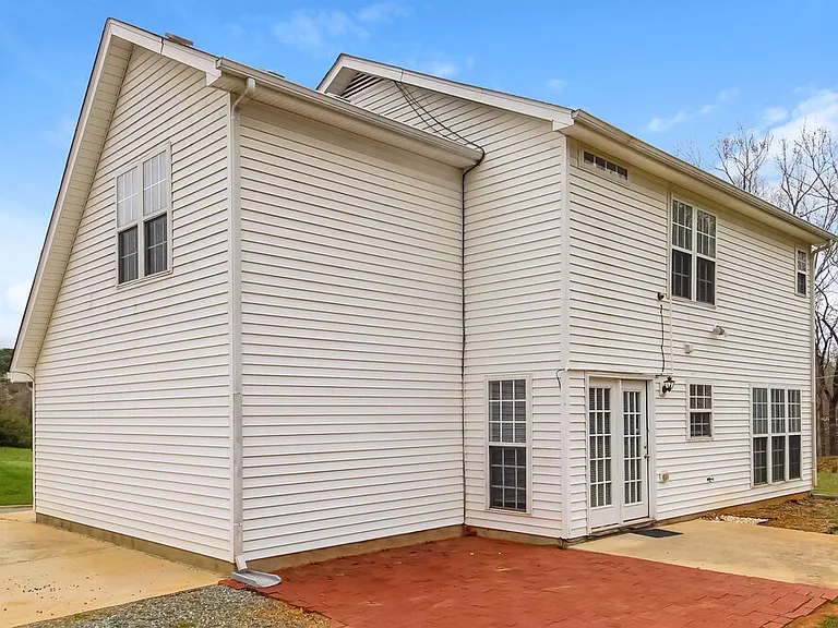2424 Glen Laurel Dr — Photo 16