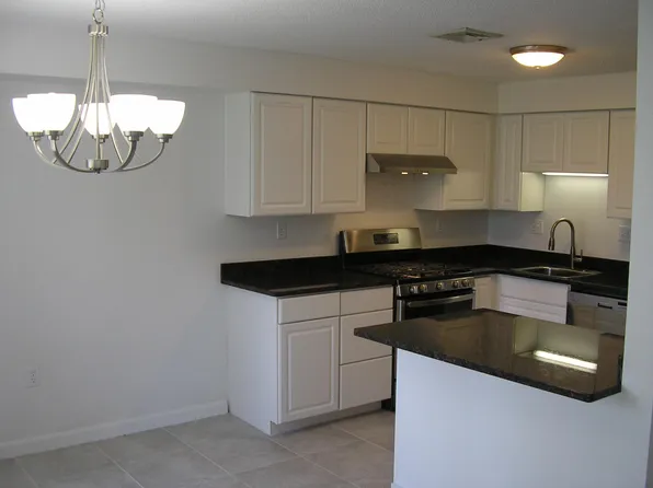 297 Stonebridge Dr #297, Nashua, NH 03063