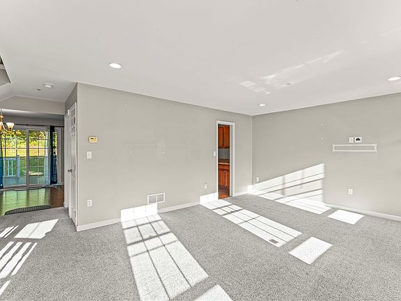 4th image of 1049 Bayberry Dr