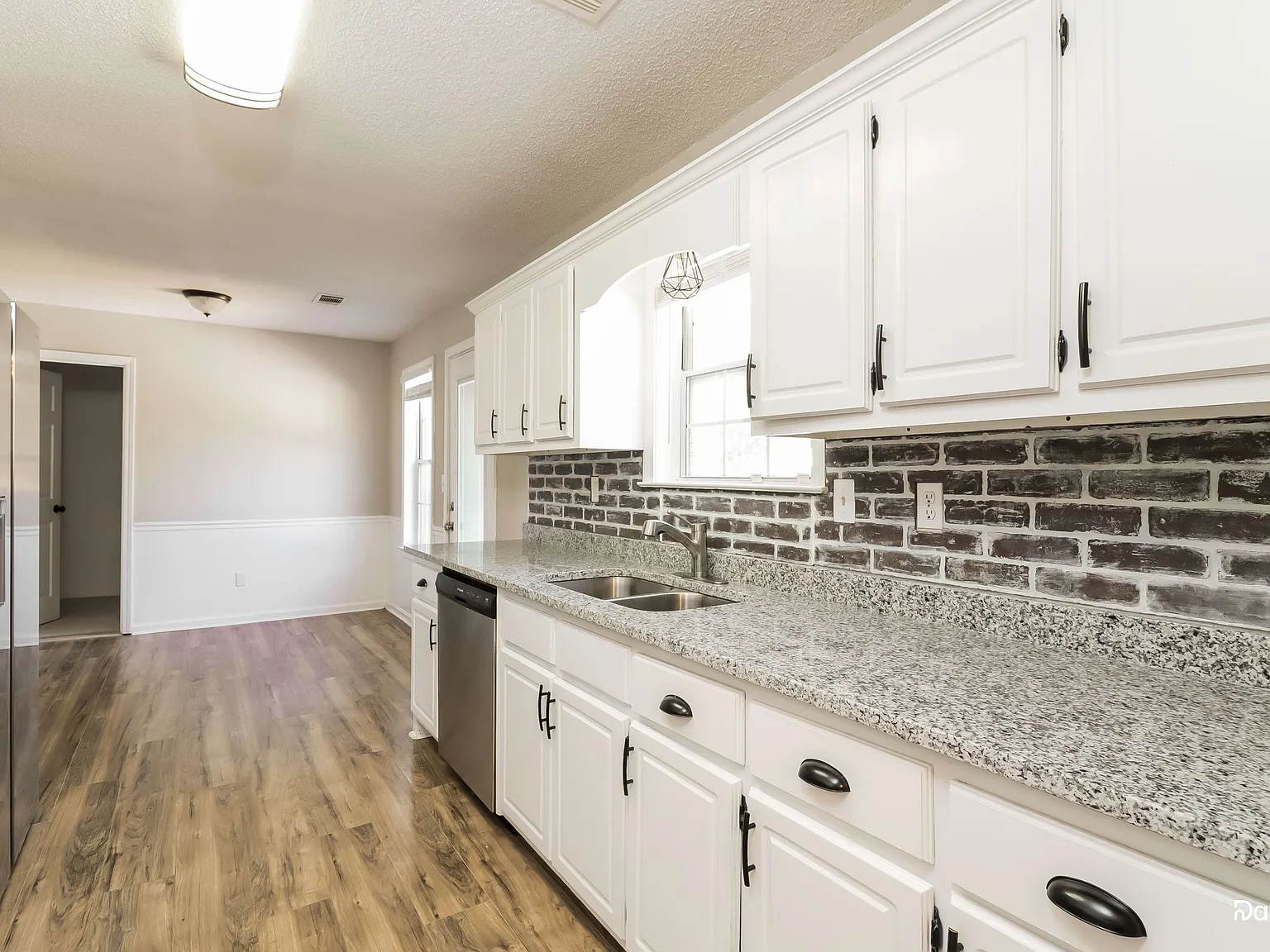 3 bed, 2.0 bath, 1944 sqft, $2,080 — Photo 3