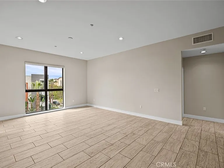 402 Rockefeller #305 — Photo 9