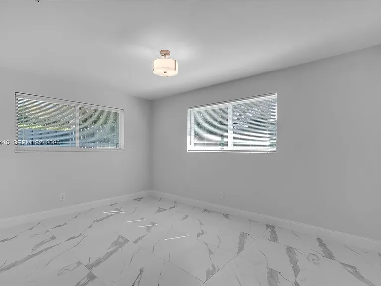 465 NW 11th St — Photo 28