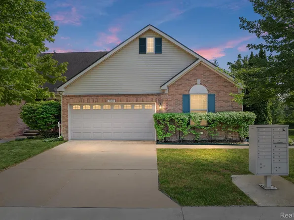 7820 Chloe Ct, Belleville, MI 48111