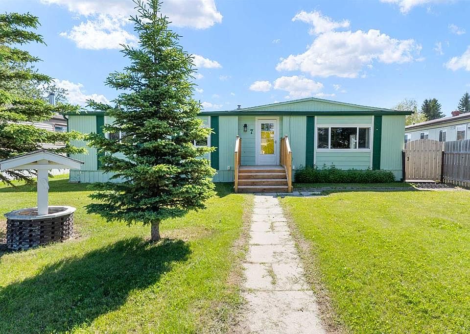1st image of 7 W Tamarack Cres NW