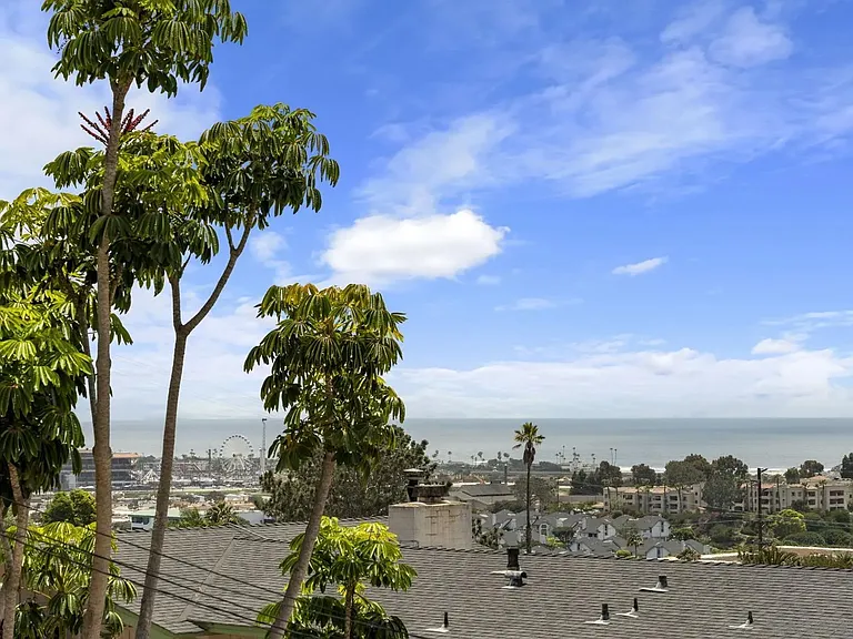 683 Marine View Ave — Photo 2