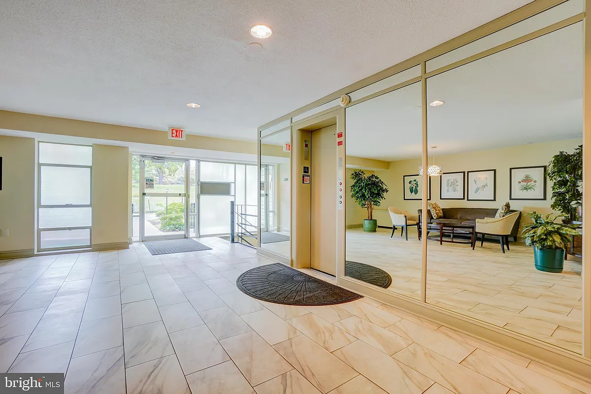 Building Photo - 7400 Lakeview Dr #N405