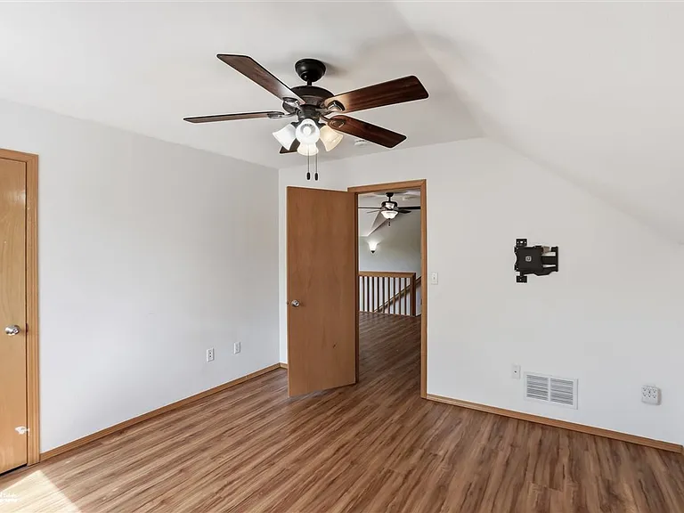 1421 N Landmark Dr — Photo 39
