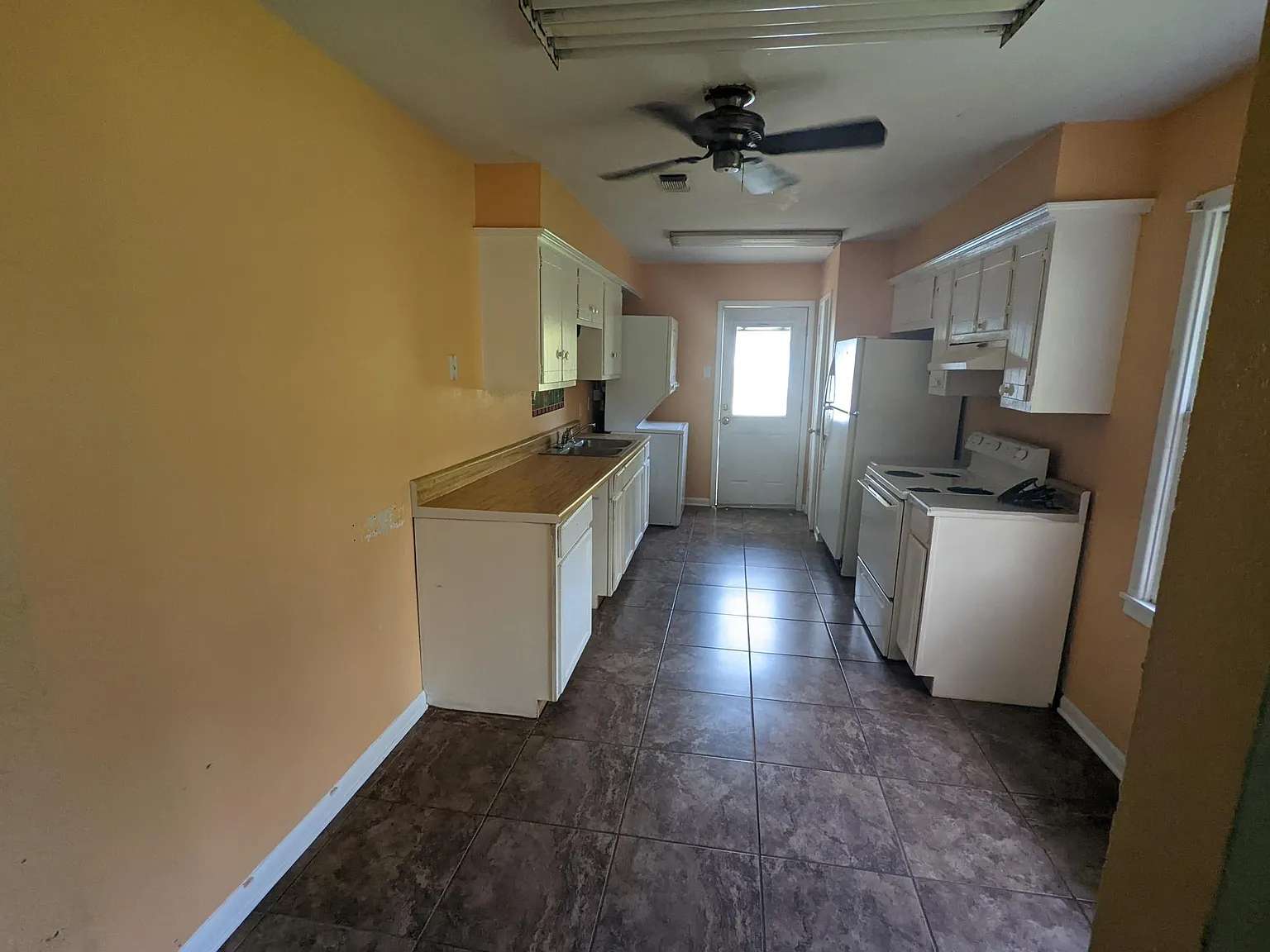 3 bed, 1150 sqft, $900 — Photo 2