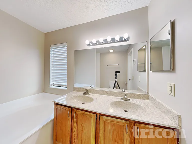7943 Longshadow Ct — Photo 8