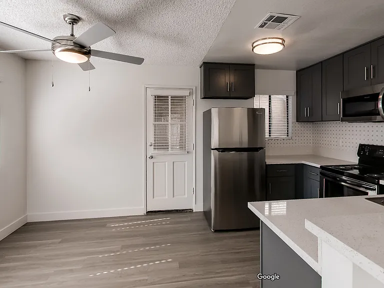 Country Club Apartments — Photo 8