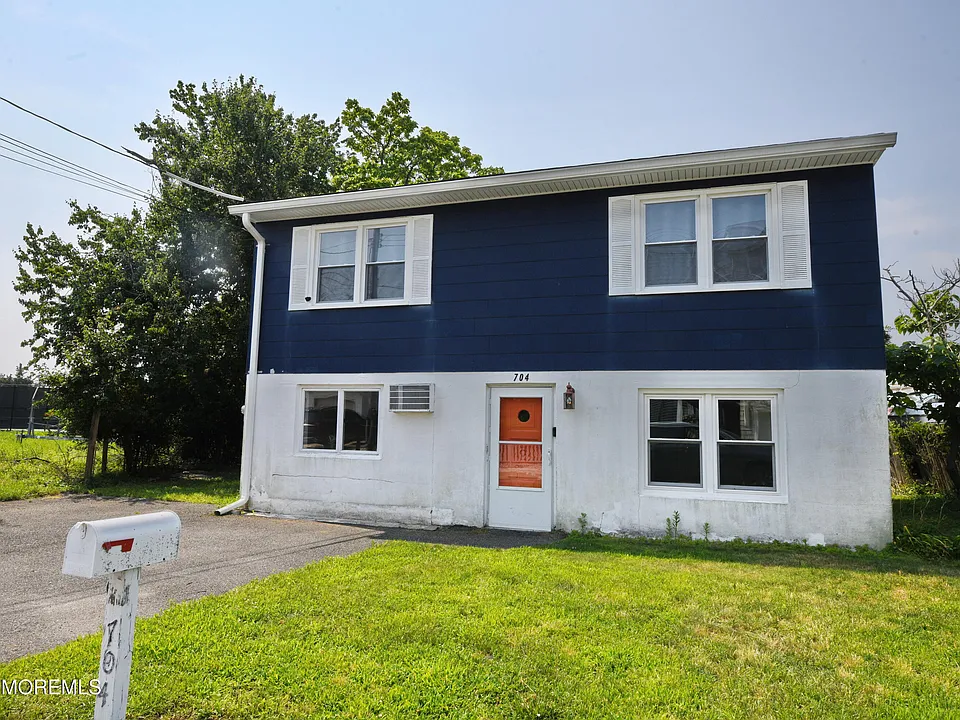 704 Mount Pl