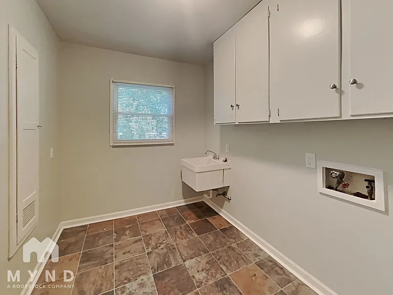 137 Roebuck Dr — Photo 21