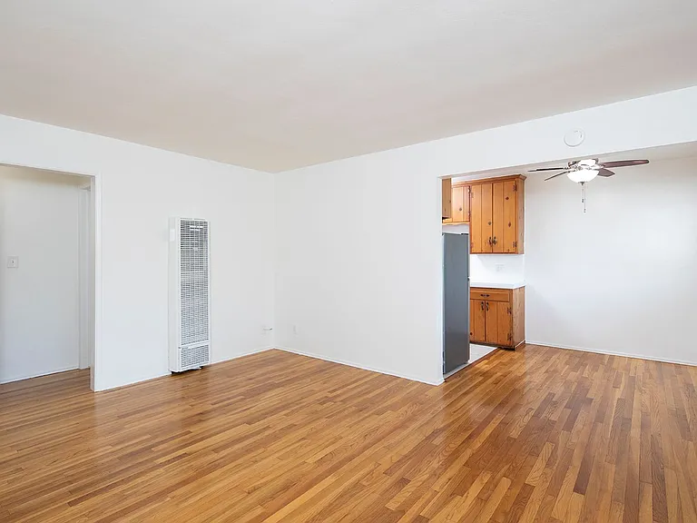Talmadge Pacific Apartments — Photo 12